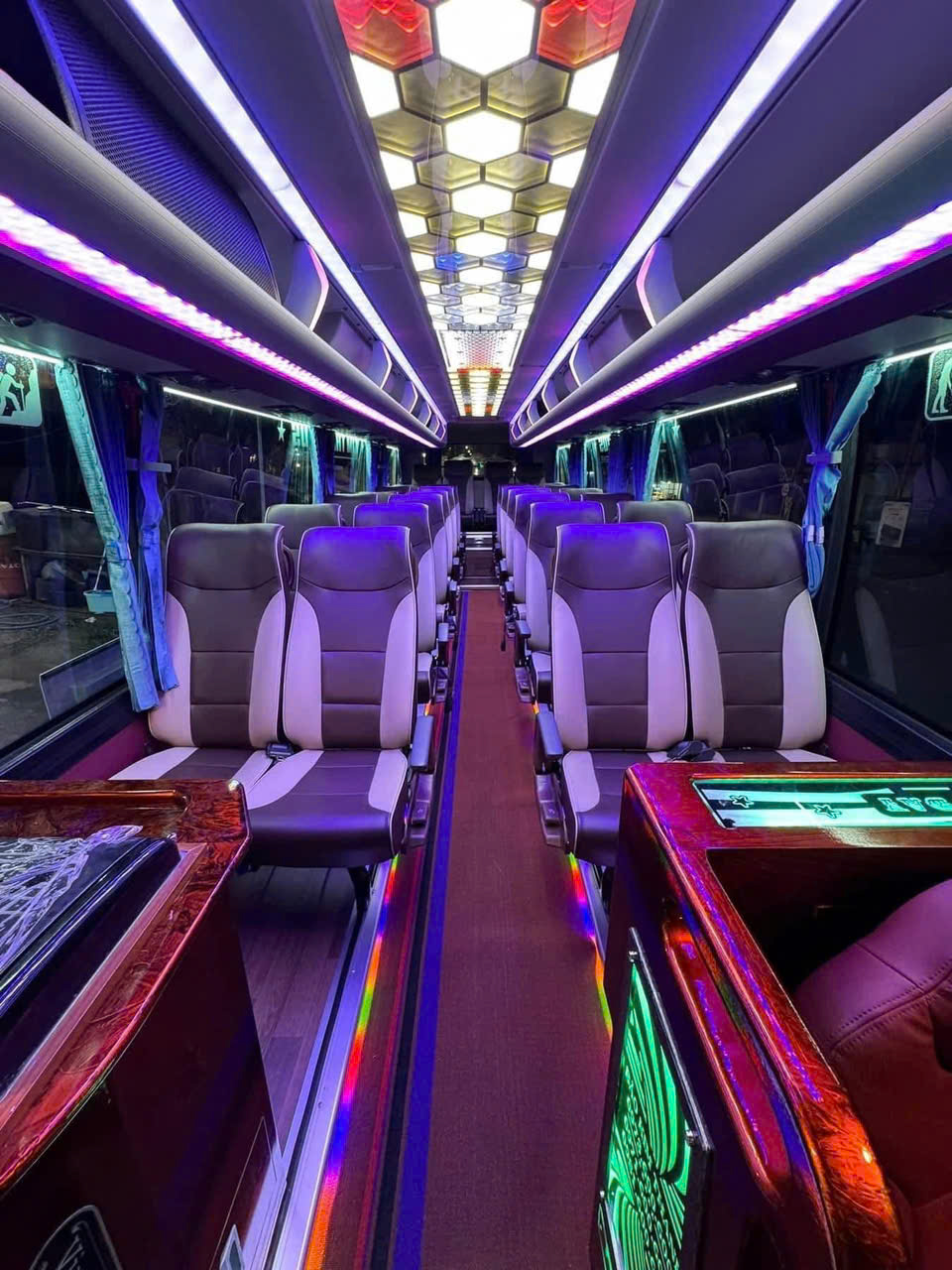 Thuê xe 29 chỗ giá rẻ, uy tín tại TP.HCM