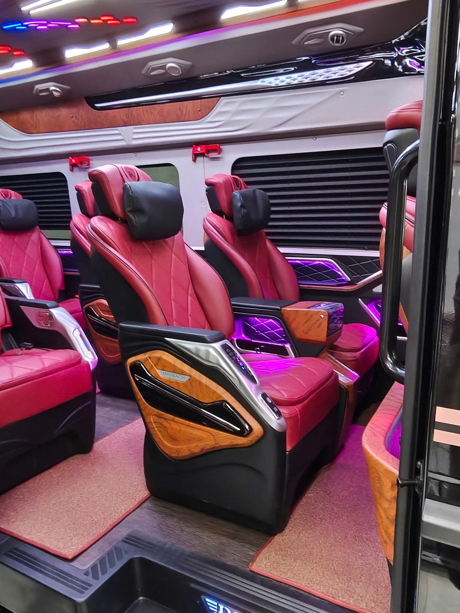 Thuê xe Limousine 9 chỗ đi Phan Thiết